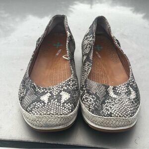 Baretraps Snakeskin Posture Flats Size 9.5